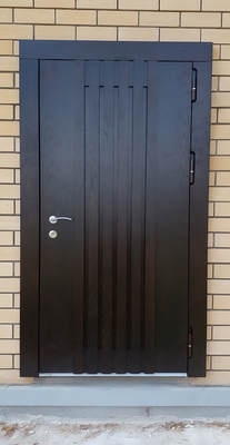 Наружная дверь с рейками