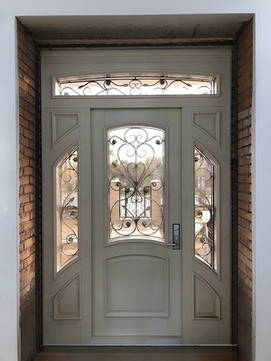 Парадная дверь с ковкой