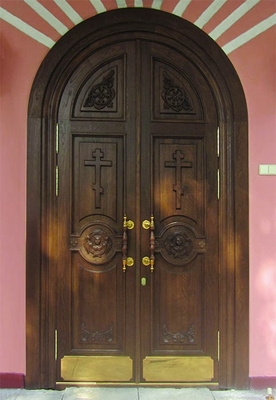 Входная дверь в церковь